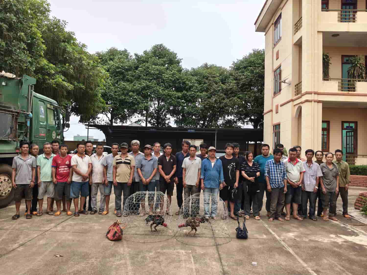 31 đối tượng liên quan tụ điểm đánh bạc, đá gà bị bắt giữ. Ảnh: Thúy Trinh 