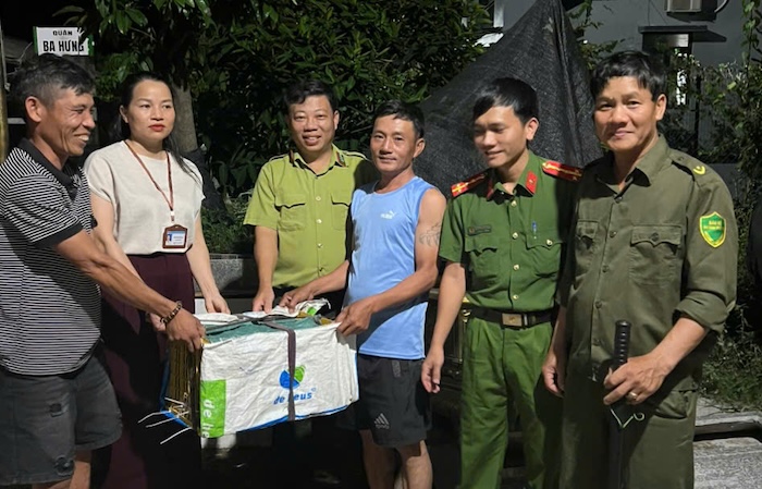 Going to exercise at night, people discovered a python and reported it to functional agencies to bring it back to the natural environment safely. Photo: Nam Dong Ha Ward People's Committee
