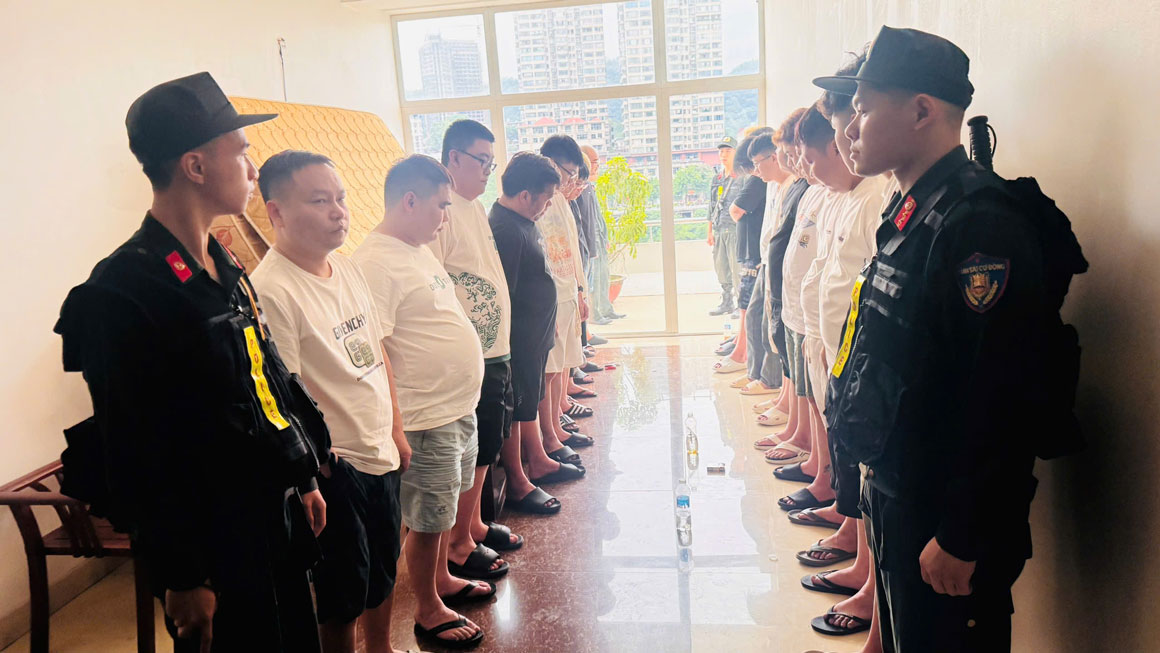 Công an Lào Cai bắt giữ nhóm người lừa đảo xuyên quốc gia trong khách sạn. Ảnh: Tống Huệ