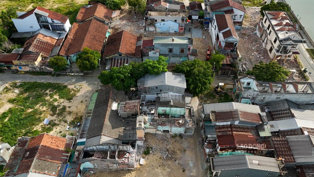 Bên cạnh những nhà dân đã chuyển đi vẫn còn nhiều hộ vẫn đang ở lại, chưa bàn giao mặt bằng cho dự án. Ảnh: Nguyễn Luân