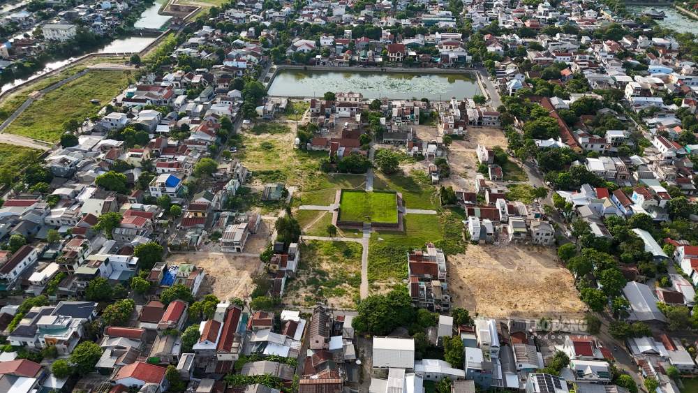 The project to relocate residents from area 1 of Hue Citadel still has land issues that need to be resolved. Photo: Nguyen Luan