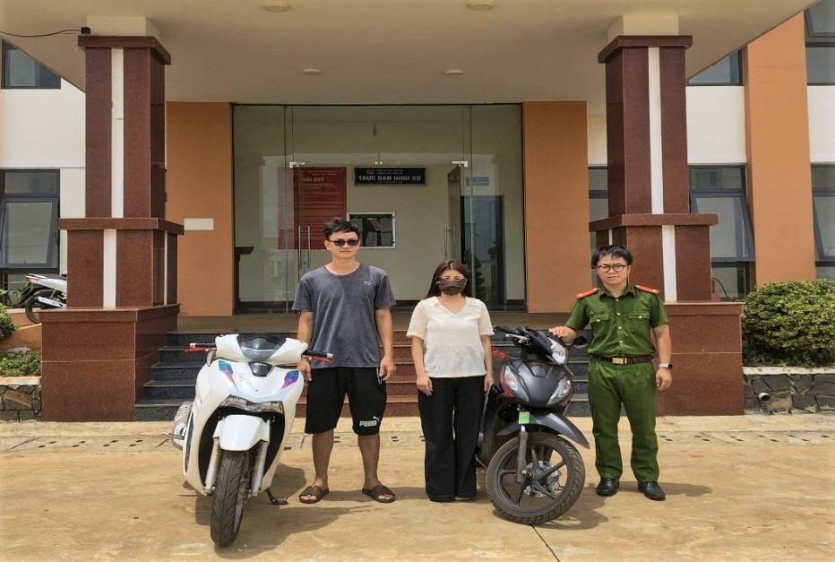 Công an xã Thuận An trao trả lại xe máy cho 2 người bị trộm cắp. Ảnh: Công an 