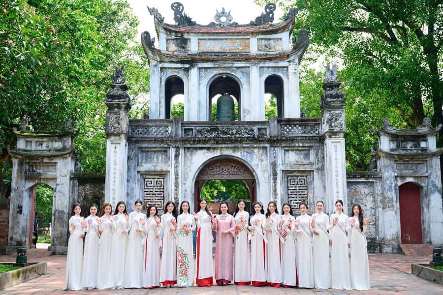Top 20 contestants came to offer incense at Van Mieu - Quoc Te Giam (Hanoi). Photo: Organizing Committee