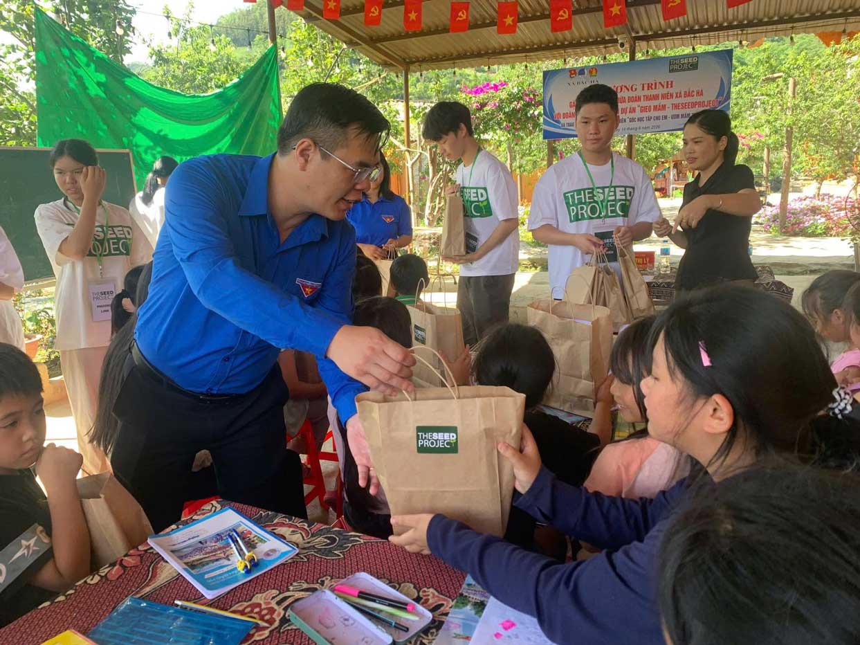 Những phần quà ý nghĩa được trao tận tay học sinh vùng cao xã Bắc Hà. Ảnh: Tuổi trẻ Lào Cai
