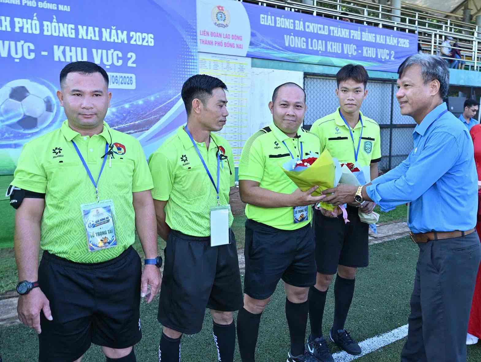Ông Nguyễn Hữu Đại, Phó Trưởng ban Công đoàn Khu công nghiệp - LĐLĐ TP Đồng Nai trao qua cho lực lượng trọng tài làm nhiệm vụ tại giải đấu. Ảnh: HAC