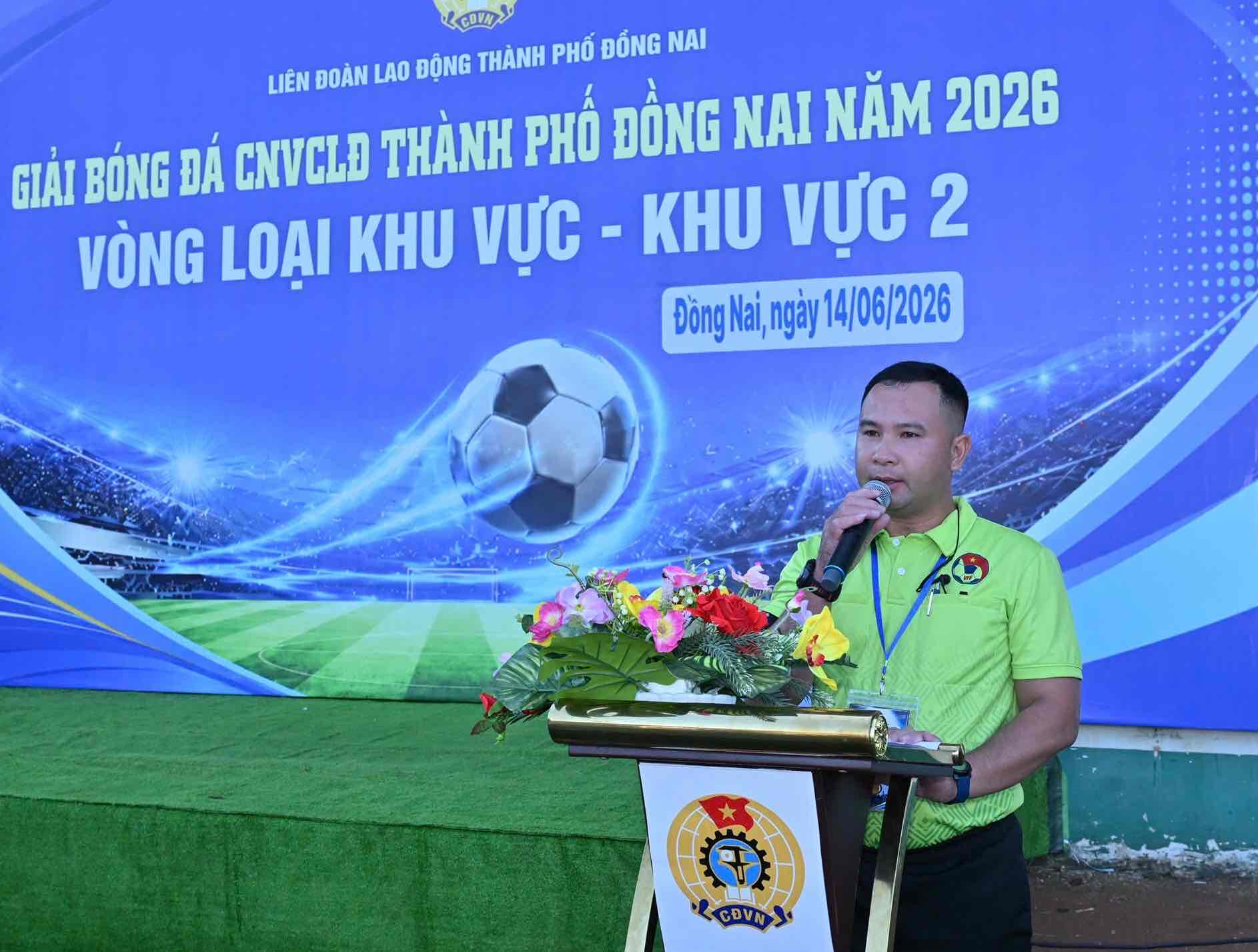 Đại diện đội ngũ trọng tài phát biểu tại lễ khai mạc giải đấu. Ảnh: HAC