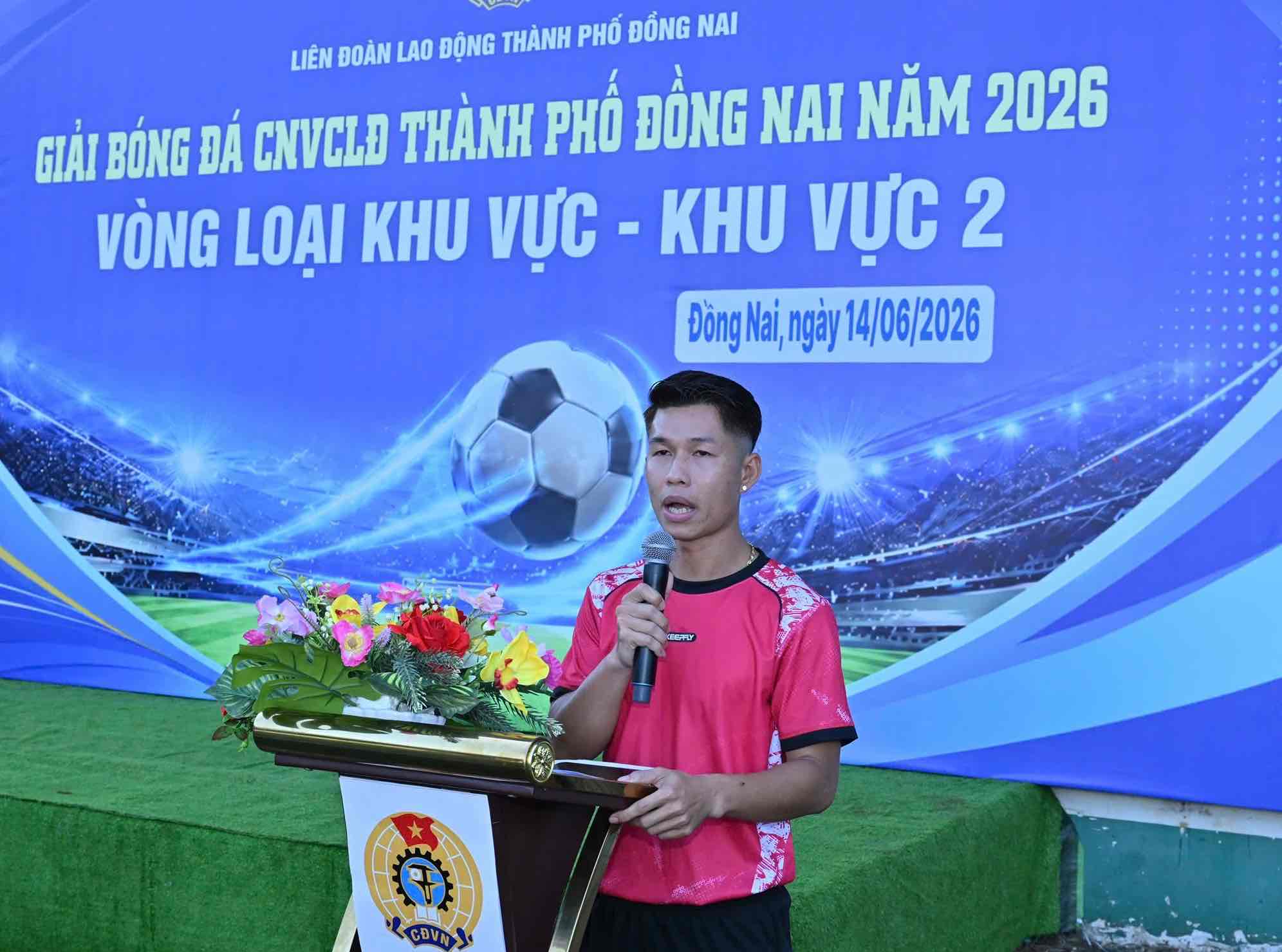 Đại diện cầu thủ phát biểu tại lễ khai mạc. Ảnh: HAC