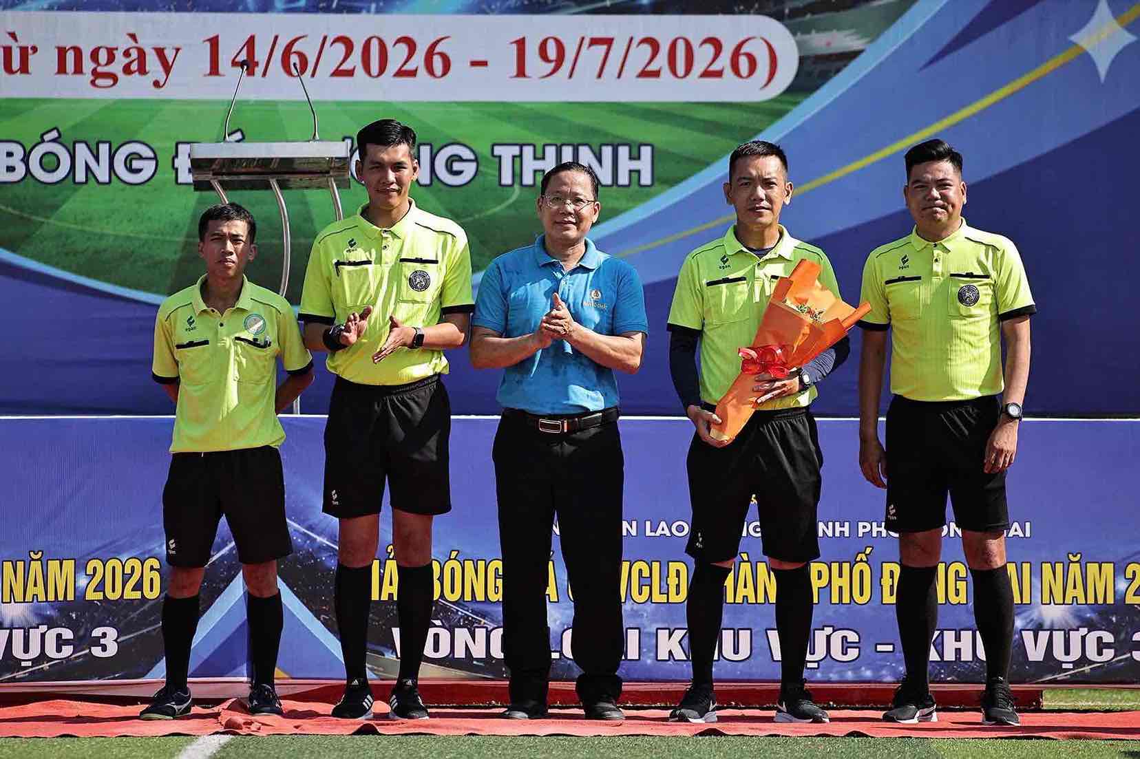 Đại diện LĐLĐ TP Đồng Nai trao hoa cho lực lượng làm nhiệm vụ tại khu vực 3. Ảnh: HAC