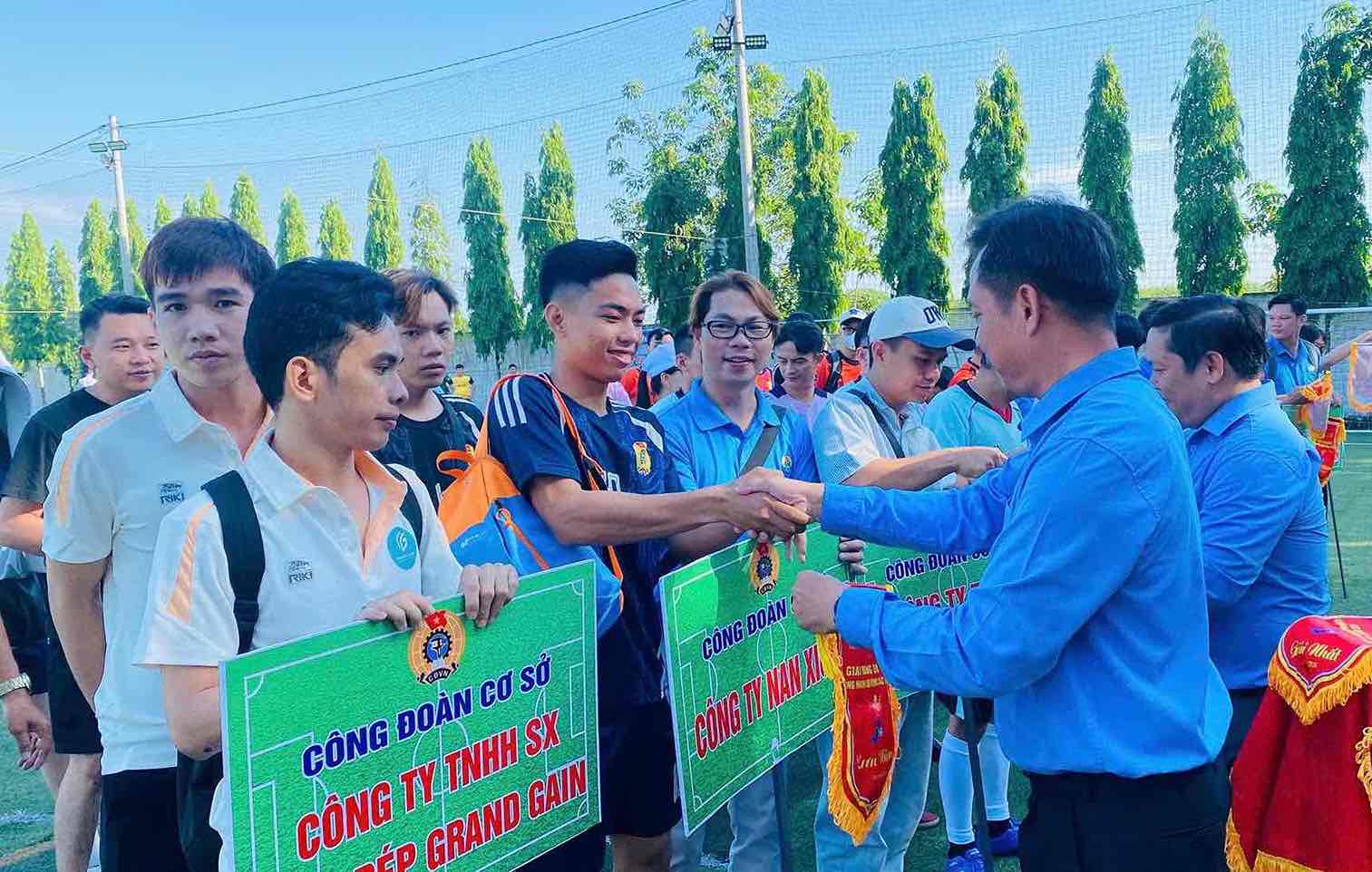 Đại diện LĐLĐ TP Đồng Nai động viên các đội trước giải đấu tại khu vực 4. Ảnh: HAC