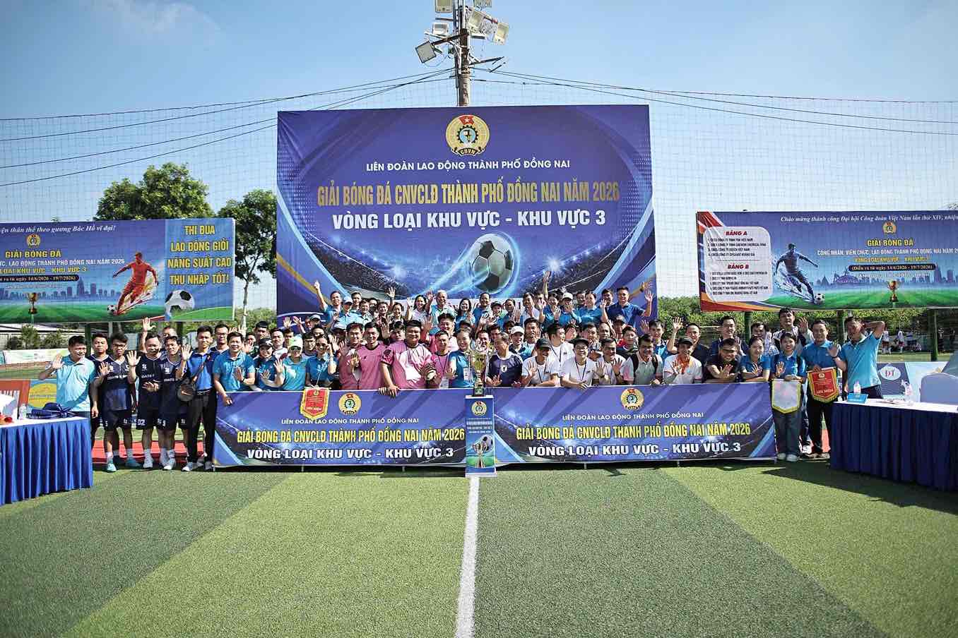 Opening of the qualifying round of the football tournament for workers, civil servants, and laborers of Dong Nai city in Zone 3. Photo: HAC