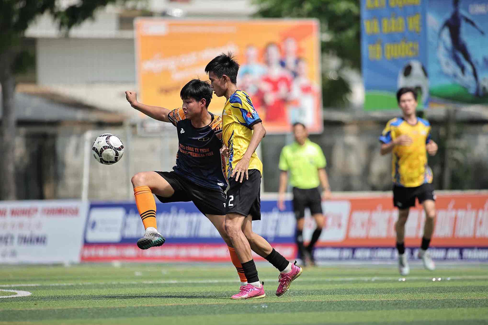 Tranh tài gay cấn tại giải bóng đá công nhân, viên chức, lao động Đồng Nai năm 2026. Ảnh: HAC