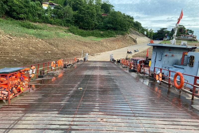 Van Yen ferry terminal on National Highway 43, Son La province resumes operation after nearly a week of suspension. Photo: Dinh Tan