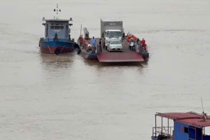 Bến phà Vạn Yên tại Km27 trên Quốc lộ 43, tỉnh Sơn La hoạt động trở lại sau gần một tuần tạm dừng khai thác. Ảnh: Bình Minh