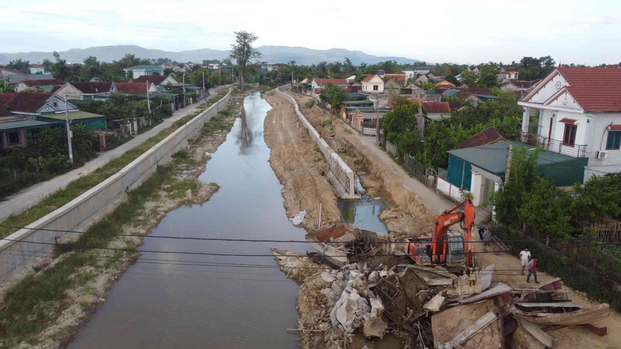 Dự án tiêu thoát lũ 120 tỉ đồng thi công ì ạch, cắt đứt đường dân sinh, khiến hàng chục hộ dân ở xã Đức Thịnh (Hà Tĩnh) đi lại khó khăn. Ảnh: Sỹ Thông
