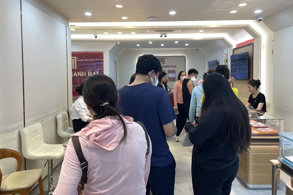Khách hàng chờ giao dịch mua vào vàng nhẫn tròn trơn trong buổi sáng nay. Ảnh: Hạ Linh 
