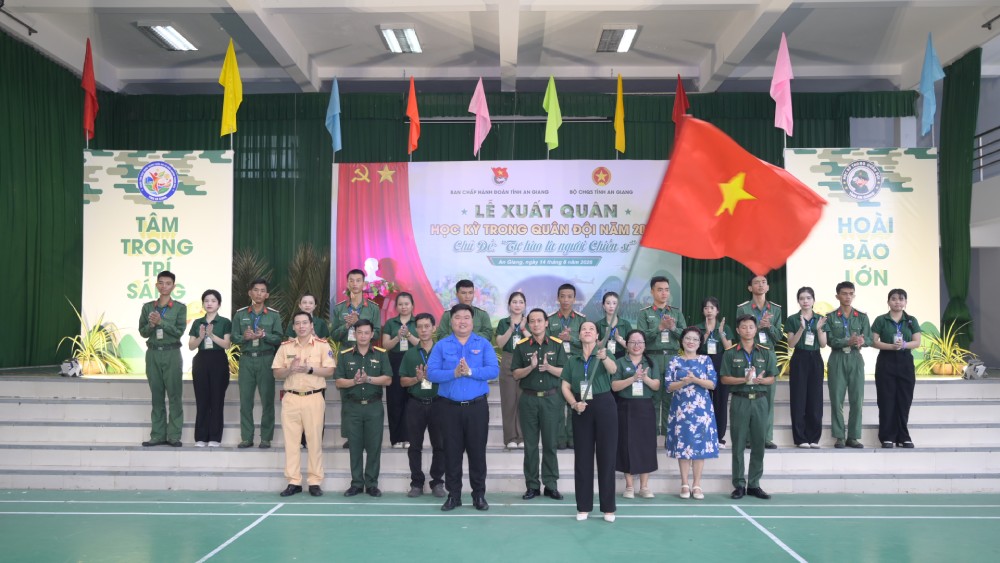 Ban Tổ chức chương trình phất cờ lệnh tại lễ xuất quân. Ảnh: Lê Vy