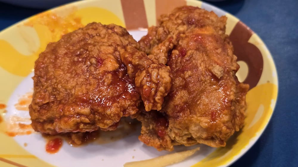 How to make delicious fried chicken with sauce to change the taste of a weekend family meal. Photo: Tuan Dat