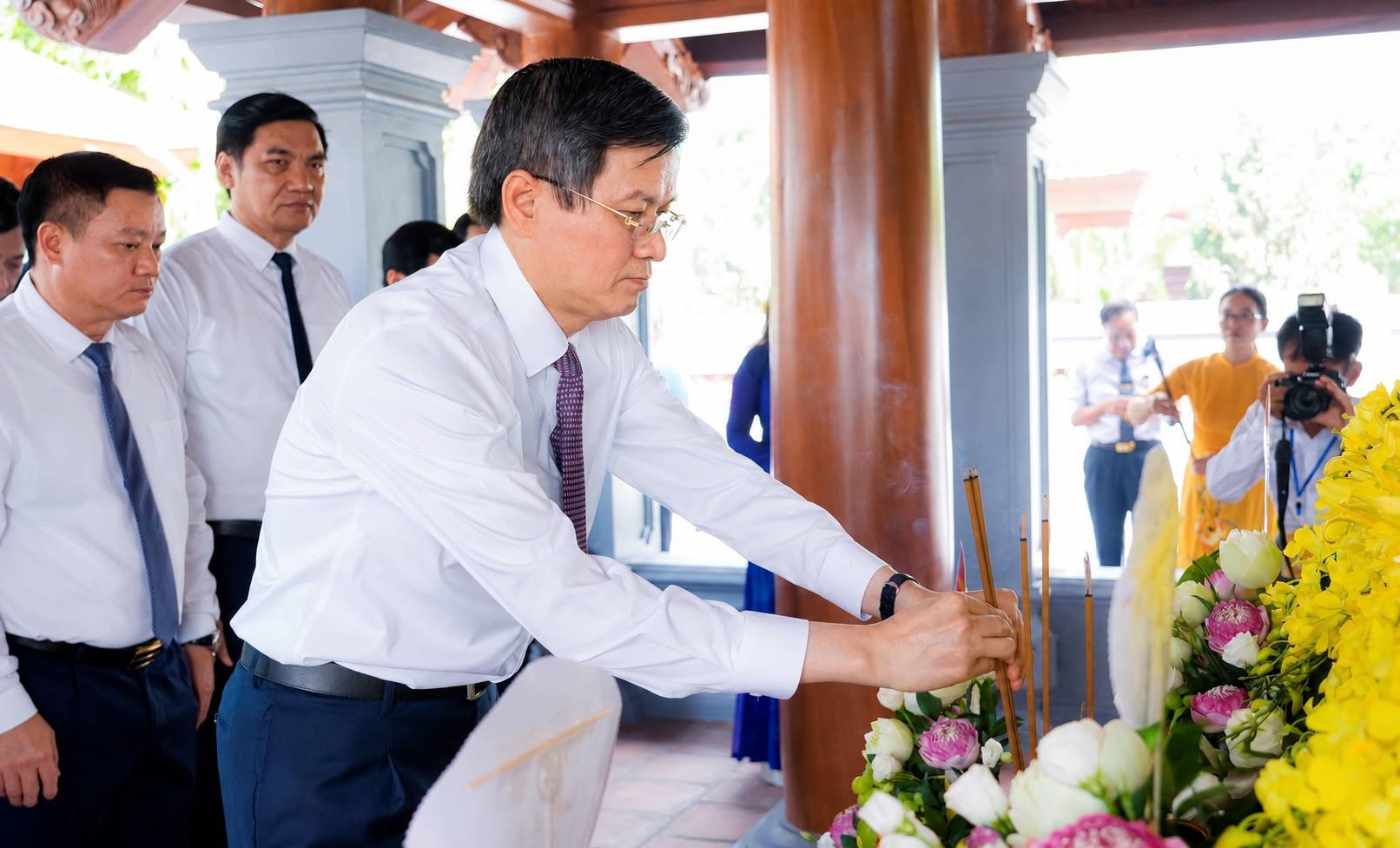Đồng chí Đoàn Minh Huấn - Ủy viên Bộ Chính trị, Giám đốc Học viện Chính trị Quốc gia Hồ Chí Minh dâng hương tưởng niệm đồng chí Hồ Tùng Mậu. Ảnh: Phạm Bằng