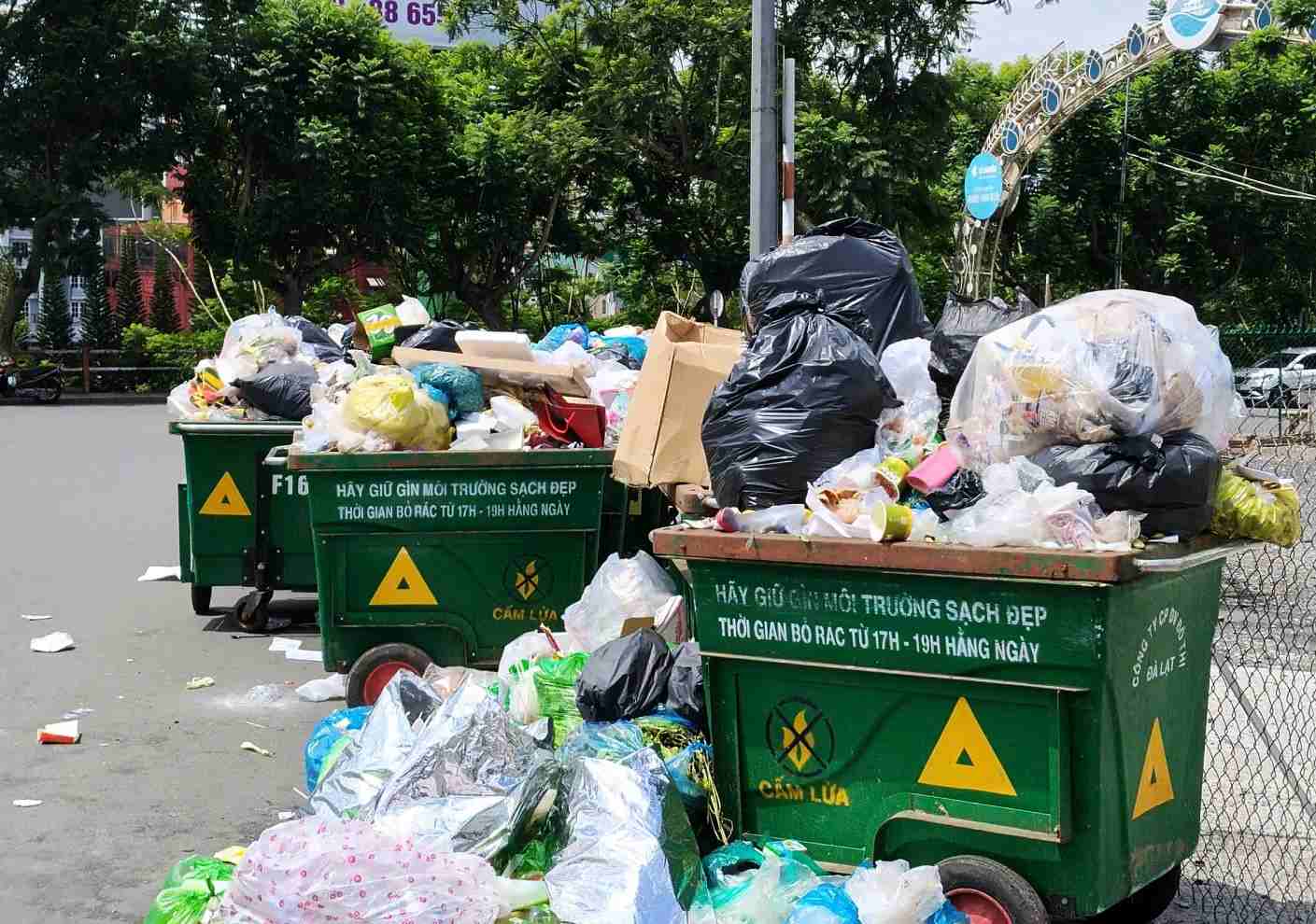 Rác thải ứ đọng bốc mùi hôi thối gây ô nhiễm môi trường và làm mất mỹ quan tại Đà Lạt. Ảnh: Phúc Khánh 