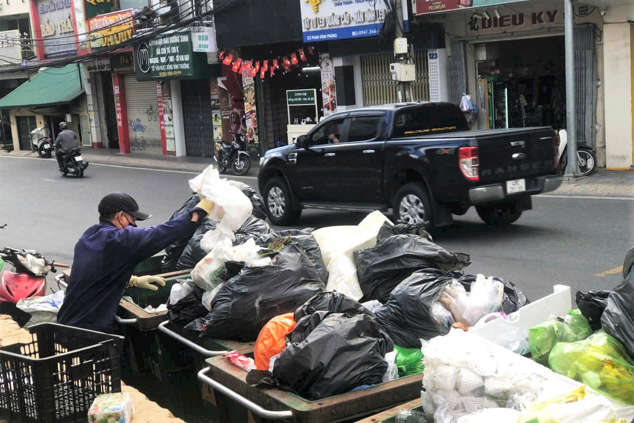 Rác thải ứ đọng chất đống trên đường Phan Đình Phùng (phường Xuân Hương - Đà Lạt) bốc mùi hôi thối. Ảnh: Phúc Khánh 