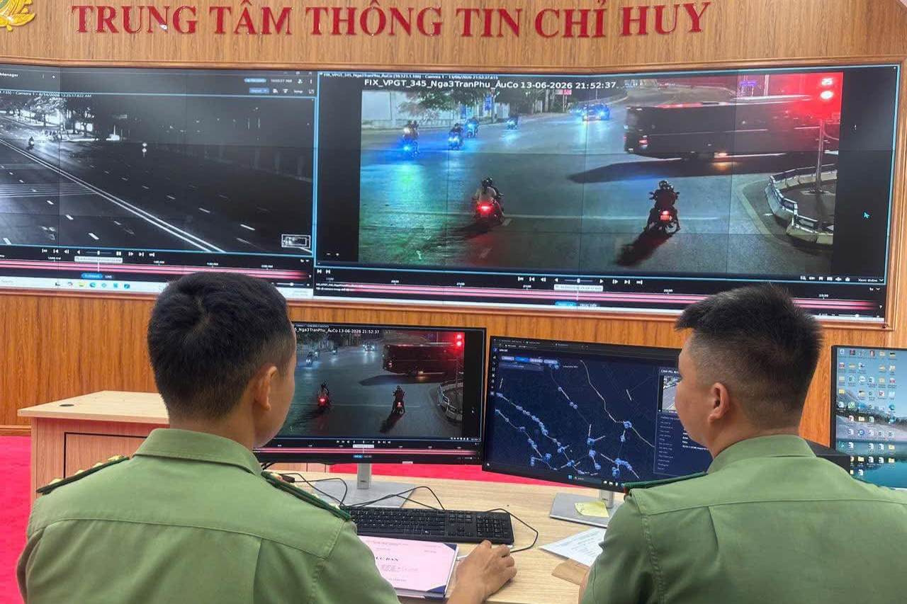Trung tâm Thông tin chỉ huy Công an tỉnh Phú Thọ theo dõi tình hình an ninh, trật tự qua hệ thống camera. Ảnh: Công an cung cấp