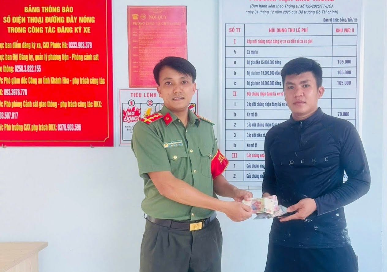 A girl who picked up a wallet brought it to the police station to ask for help in finding its owner. Photo: Police provided