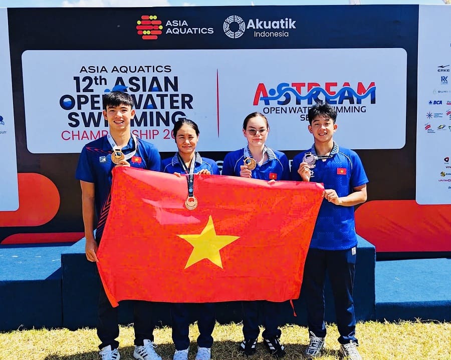 Nguyen Huy Hoang and his teammates have another bronze medal in the 4x1,500m men's and women's medley relay. Photo: Hoai Viet