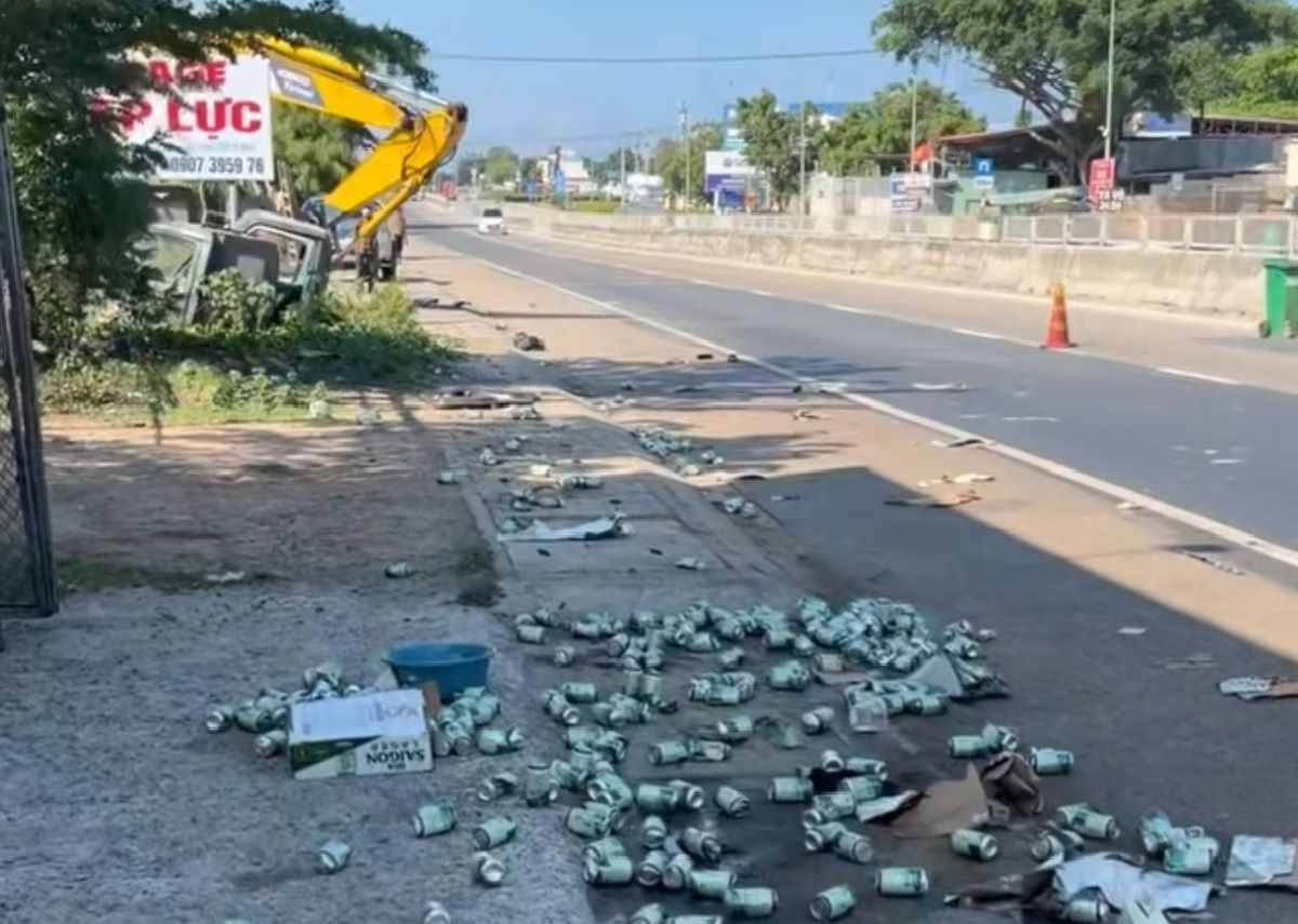 Hàng hóa rơi trên mặt đường. Ảnh: Duy Tuấn 