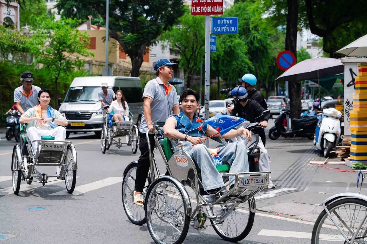 Nam diễn viên ngồi xích lô dạo quanh TPHCM. Ảnh: Nhà sản xuất