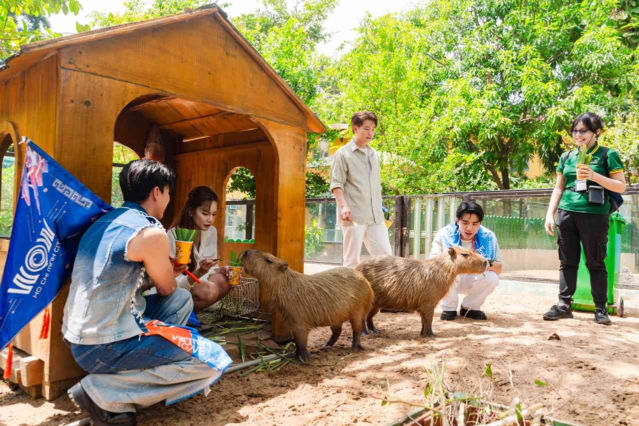Các nghệ sĩ tham quan sở thú. Ảnh: Nhà sản xuất