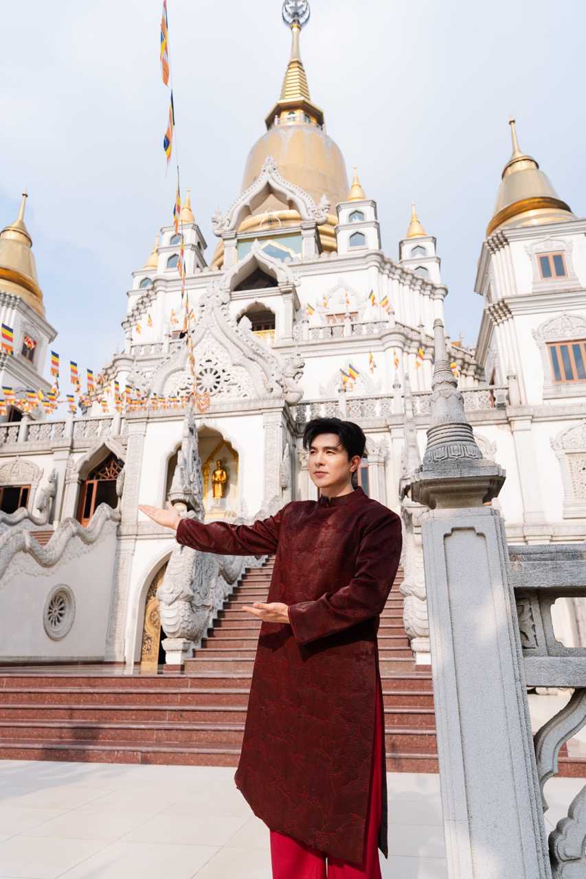 Steven Nguyễn mặc áo dài khám phá chùa Bửu Long. Ảnh: Nhà sản xuất