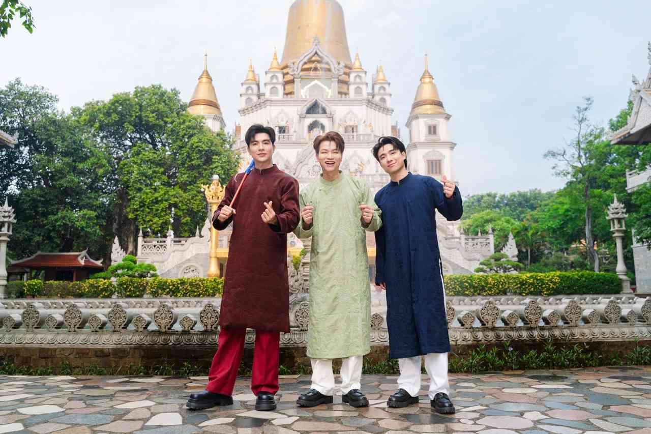 Steven Nguyen (far left) and the Ninh Duong Story couple participate in Buu Long Pagoda. Photo: Producer