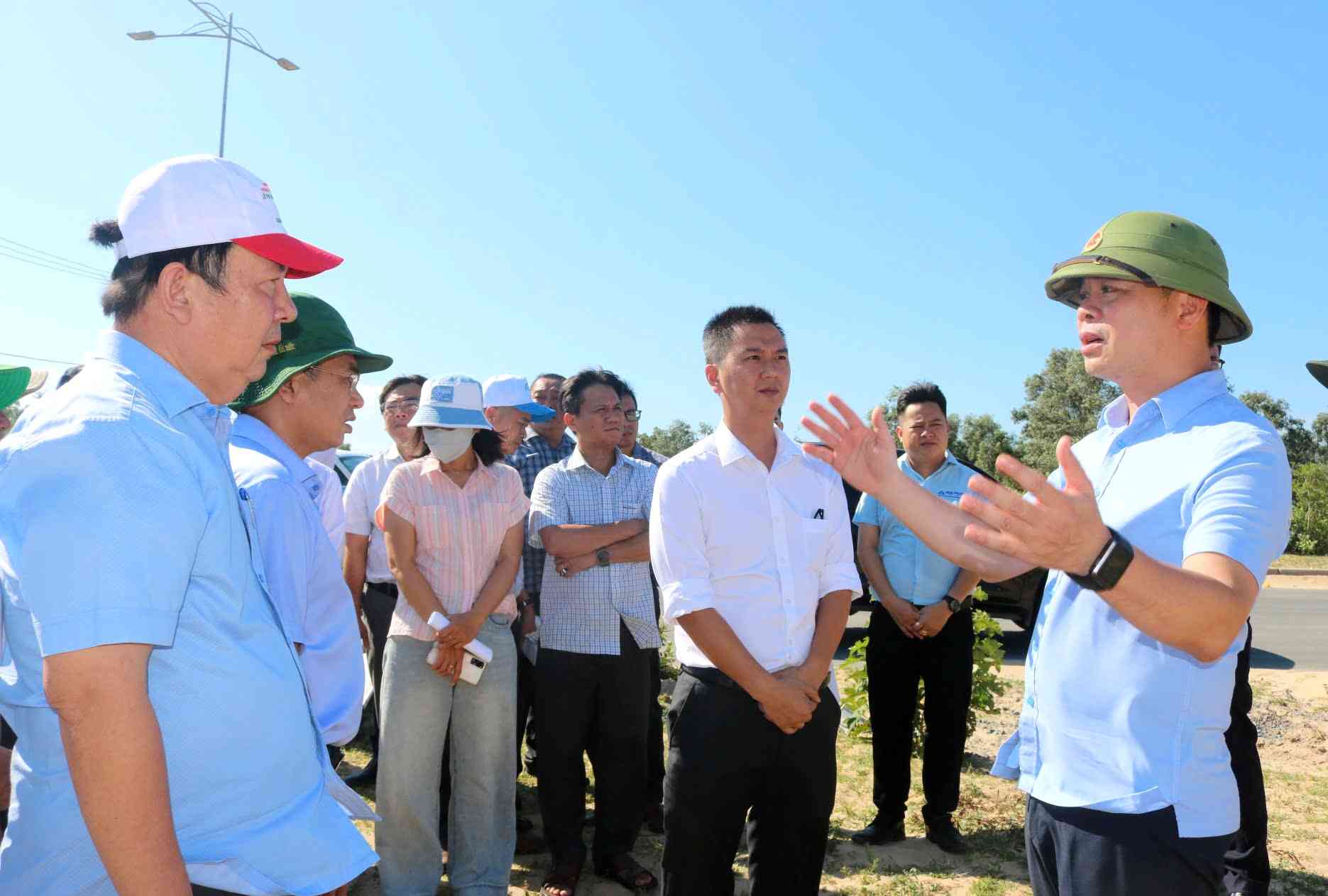 Chủ tịch UBND tỉnh Đắk Lắk Đỗ Hữu Huy đi cơ sở, trực tiếp đôn đốc triển khai các dự án trọng điểm. Ảnh: Thủy Loan