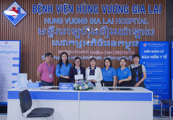 Trade unions give gifts to encourage union members in difficult circumstances. Photo: Thanh Tuan