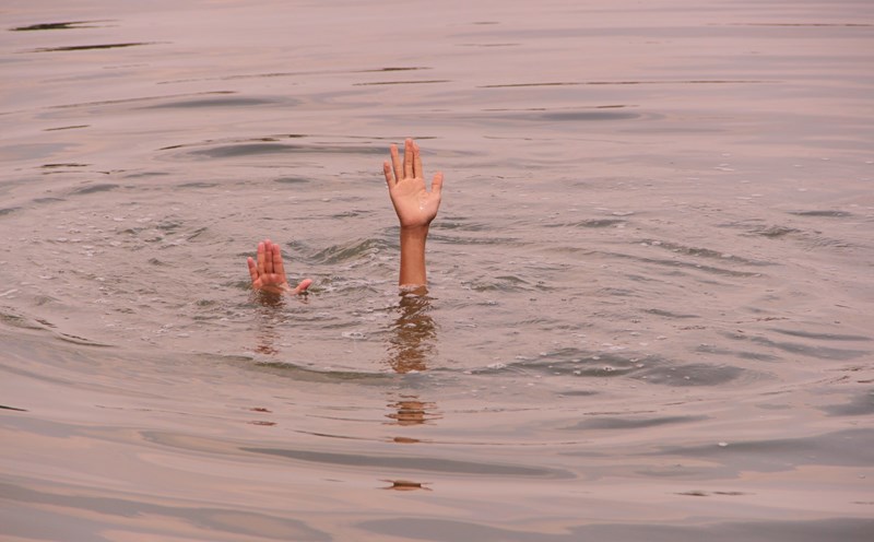 The warning doctor has just issued a warning about absolute mistakes to avoid when giving first aid to drowning children. Photo: Cuc Tung