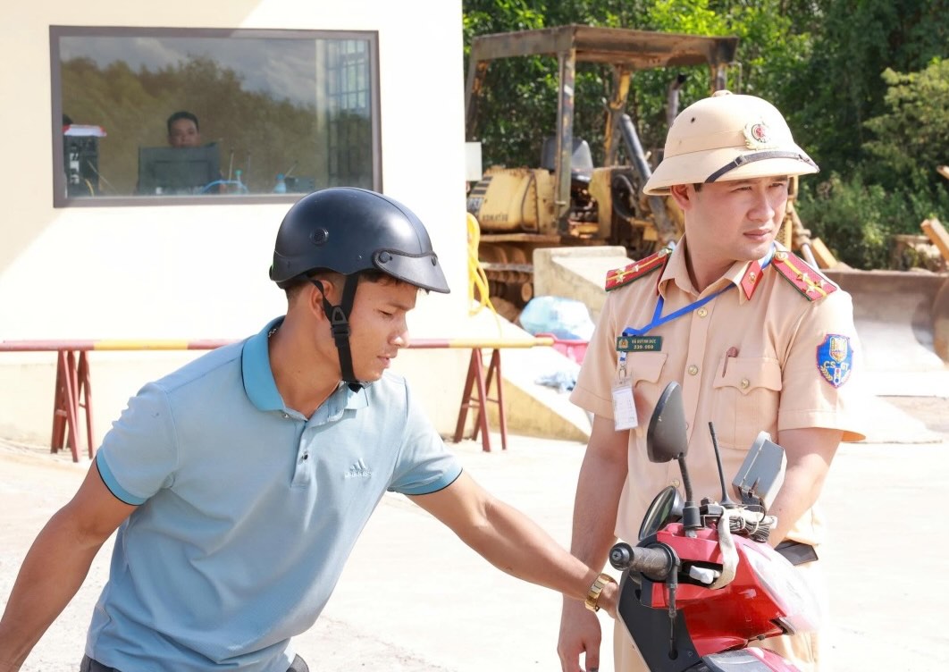 Functional forces organize tests and issue free motorbike driving licenses to people. Photo: Quang Tri Provincial Police