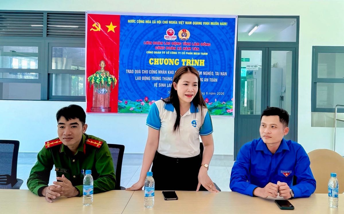 Đại diện đoàn công tác phát biểu động viên công nhân. Ảnh: Duy Tuấn