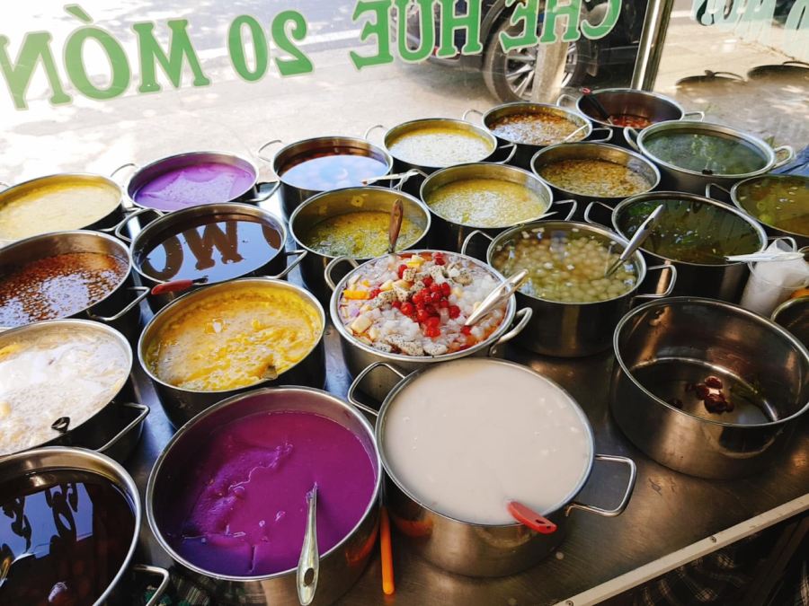 Huế nổi tiếng với nhiều món chè thơm ngon, bắt mắt. Ảnh: Mai Phương 