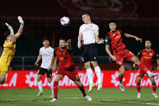 Ninh Binh and Ho Chi Minh City Police compete for the National Cup 2025-2026 championship. Photo: Thanh Vu