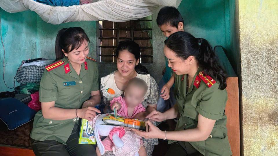 The Women's Union and the Youth Union of the Economic Security Department of the Provincial Police visit and give gifts to children in particularly difficult circumstances. Photo: Quang Tri Provincial Police
