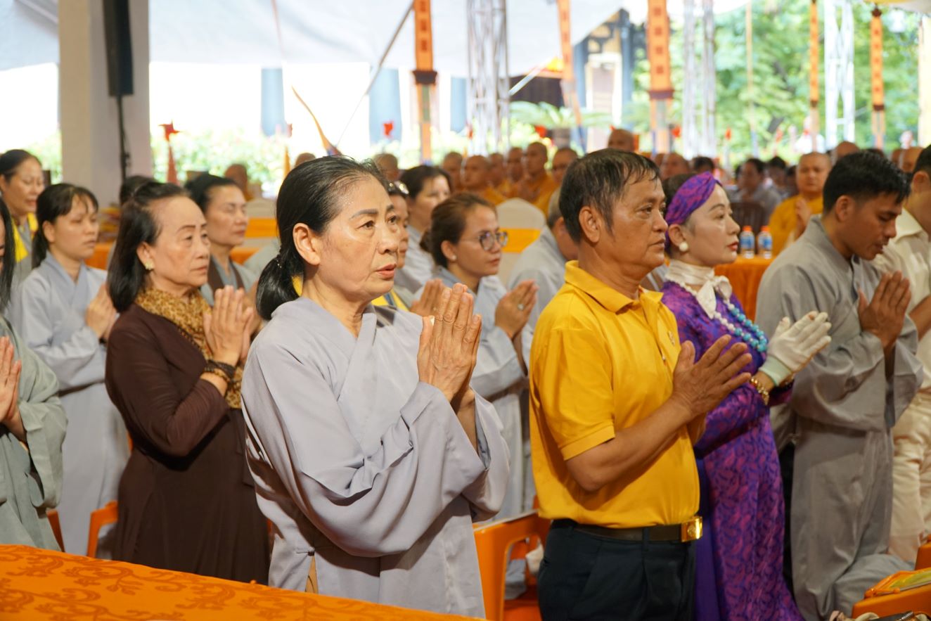 Touching memorial ceremony for heroic martyrs at Le Thi Rieng Park
