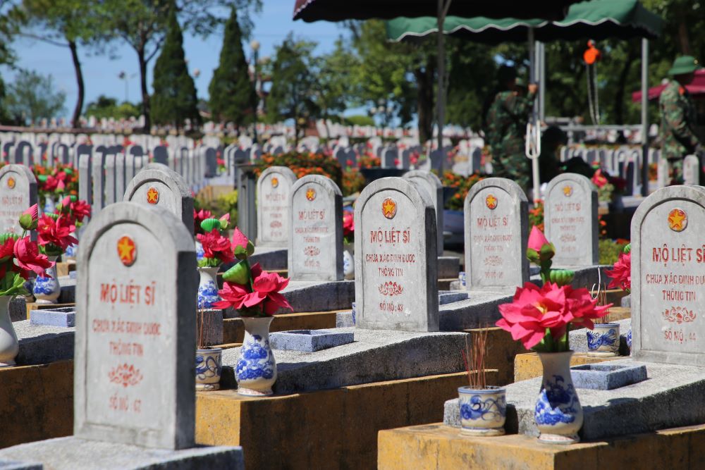 Hàng nghìn ngôi mộ liệt sĩ chưa xác định được thông tin ở Nghĩa trang liệt sĩ Quốc gia Đường 9. Ảnh: Hưng Thơ