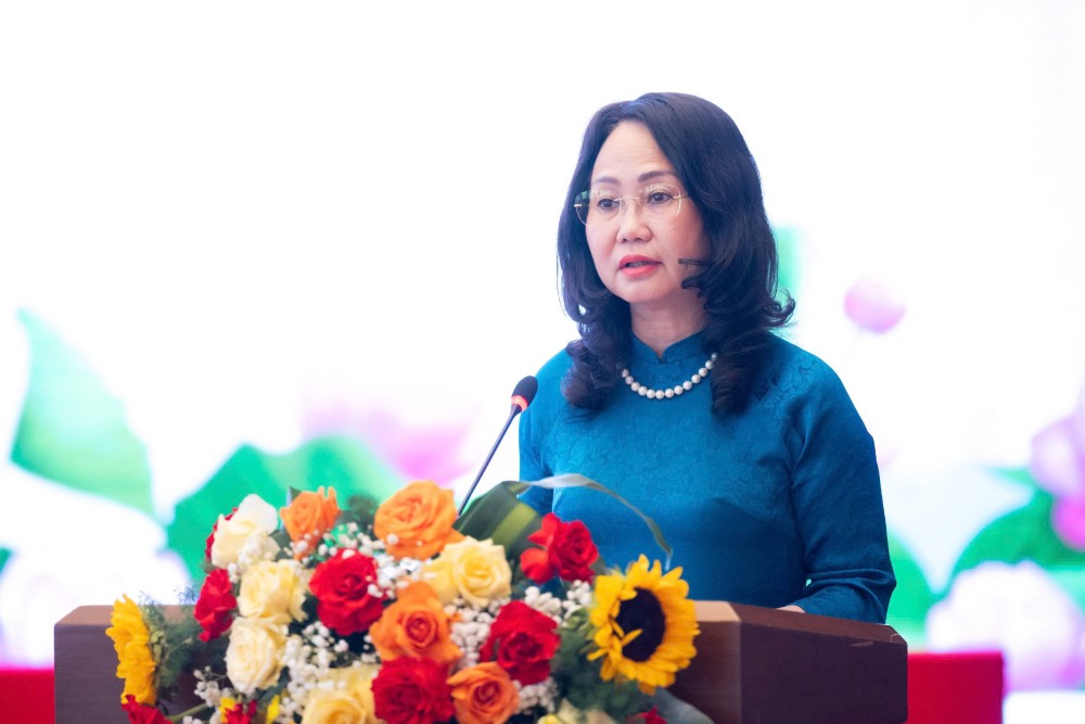Bộ trưởng Bộ Văn hóa, Thể thao và Du lịch Lâm Thị Phương Thanh báo cáo về tình hình hoạt động báo chí. Ảnh: Phạm Thắng