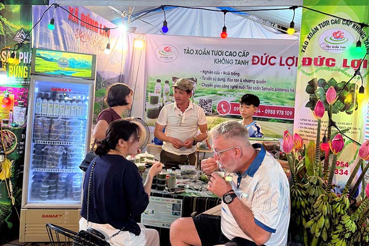 People visit and choose products at the Dien Bien Provincial Trade Promotion Fair and OCOP products in 2026. Photo: Thanh Binh