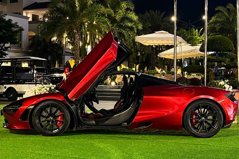 The Memphis red McLaren 720S attracted attention when appearing in Quang Ninh. Photo: The Anh