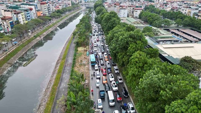 Đường Láng ở Hà Nội đang chở lượng gấp gấp 3 lần thiết kế. Ảnh: Hữu Chánh