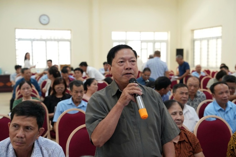 Thuan An commune (Hanoi) organizes a conference to deploy new regulations on personnel in villages and residential groups. In the photo, village and residential group delegates speak at the conference. Photo: thuanan. hanoi. gov. vn
