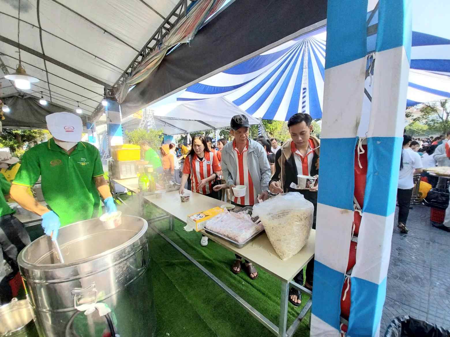 Chương trình cung cấp suất ăn miễn phí cho người lao động. Ảnh: Trung tâm HĐTN Bình Dương cung cấp
