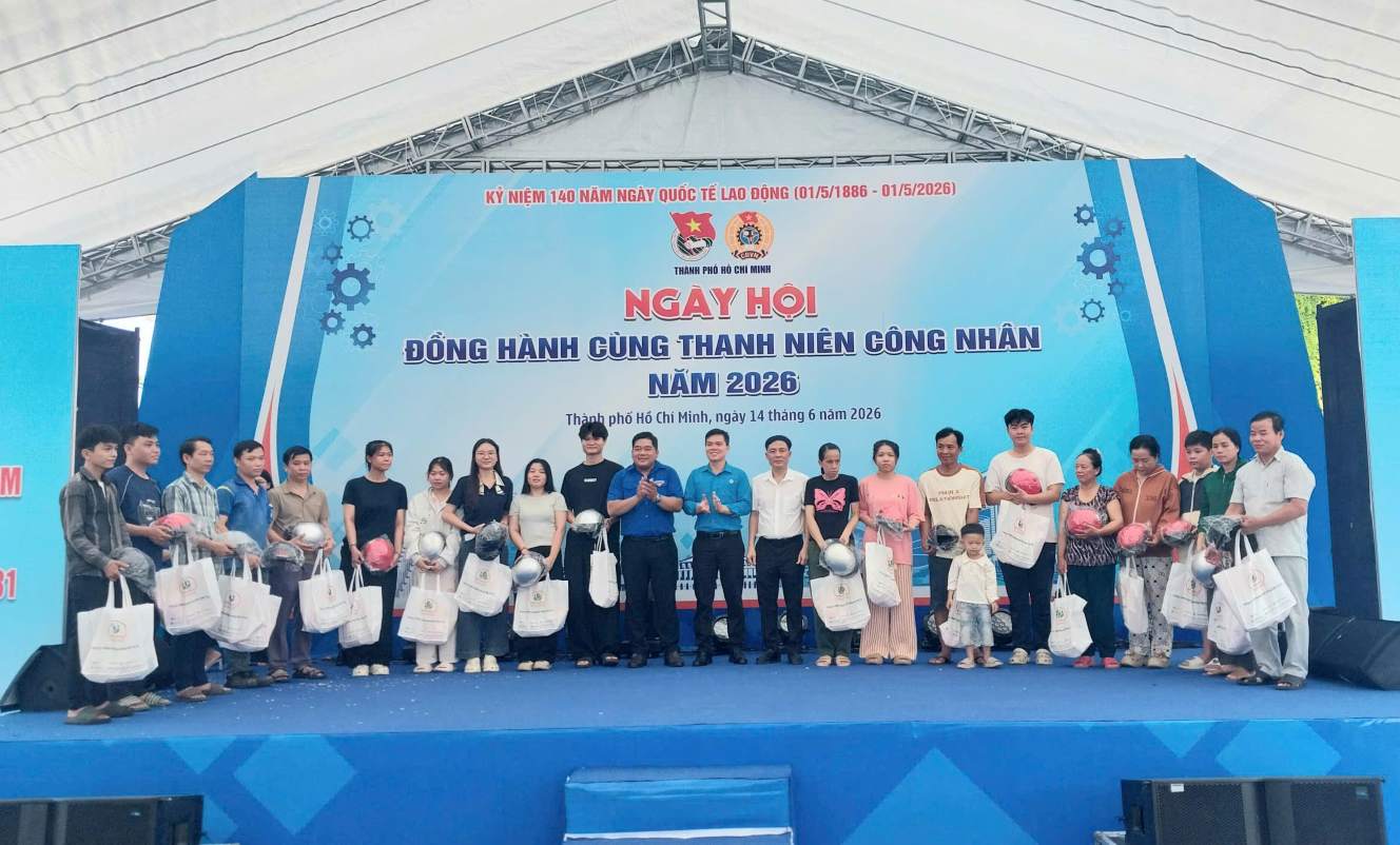 Chương trình đã trao quà tặng cho 20 thanh niên công nhân khó khăn. Ảnh: Trung tâm HĐTN Bình Dương cung cấp