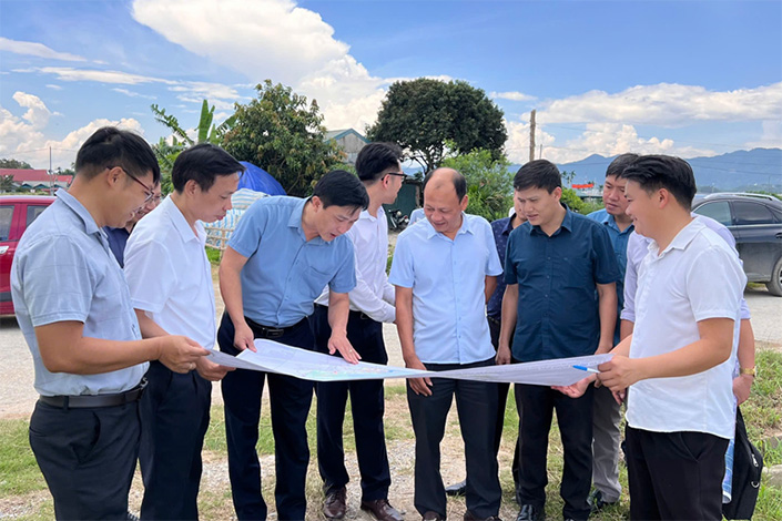 Sở Xây dựng Điện Biên khảo sát vị trí đề xuất xây dựng nhà ở xã hội tại xã Thanh Nưa. Ảnh: Thanh Bình